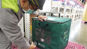 疫苗冷鏈配送  裕利醫藥扛起關鍵任務（2）裕利醫藥因具備低溫冷鏈與全程即時控溫技術，成為台灣儲藏配送COVID-19疫苗的主要服務商。圖為配送人員用手機掃描保冷箱上的裝置，確認溫度與訂單相關資訊。中央社記者徐肇昌攝  110年10月12日