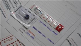 疫苗冷鏈配送  裕利醫藥扛起關鍵任務（1）裕利醫藥因具備低溫冷鏈與全程即時控溫技術，成為台灣儲藏配送COVID-19疫苗的主要服務商。疫苗配送前，皆有溫控封存的流程。中央社記者徐肇昌攝  110年10月12日