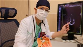 劉殷佐主任指出心臟超音波異常位置（圖／亞大醫院提供）