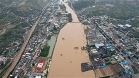山西洪災  汾河沿岸部分農田被淹10日，山西省介休市義棠鎮汾河沿岸部分農田被水淹。受連續降雨影響，汾河介休段洪峰過境後水位上漲，堤岸及沿河部分民房、糧田被淹。（中新社提供）中央社  110年10月10日