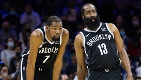 ▲杜蘭特（Kevin Durant）、哈登（James Harden）合砍44分。（圖／路透社／達志影像）