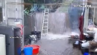台東村民嚇傻　豪雨變瀑布狂灌他家