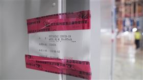 食藥署人員查核冷鏈紀錄裕利醫藥強化冷鏈物流設備，全台的輝瑞BNT、莫德納與AZ疫苗，全靠裕利配送。圖為食藥署人員前來查核冷鏈紀錄，每個冰庫上都貼了封緘貼紙，直到檢驗通過確認品質沒問題才能拆開，配送到各地供接種。中央社記者徐肇昌攝  110年10月12日