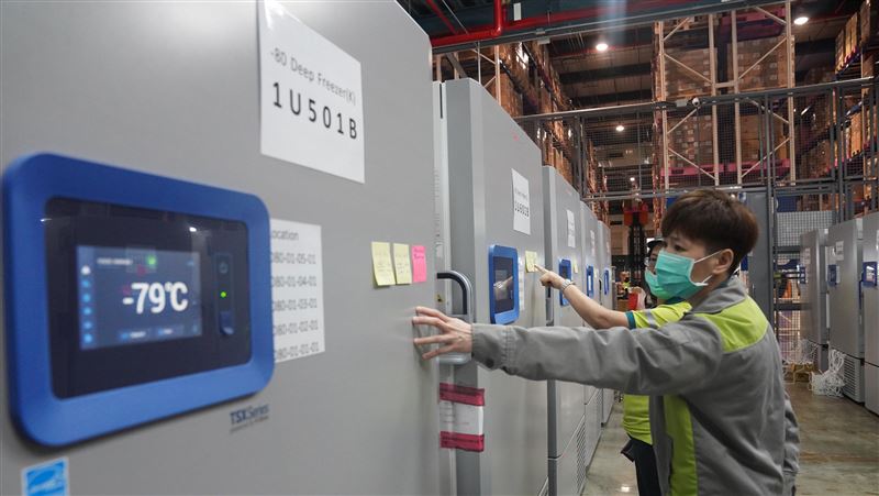 疫苗接送到接種　院所揮汗全程低溫護