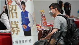 畢業生就業博覽會　社會新鮮人找工作（3）台北市就業服務處舉辦畢業生就業博覽會，11日在圓山花博爭艷館盛大登場，吸引許多社會新鮮人到場，在廠商攤位前瞭解工作相關資訊。中央社記者徐肇昌攝　109年7月11日