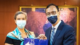 孫曉雅拜訪國民黨朱立倫（圖／國民黨提供）