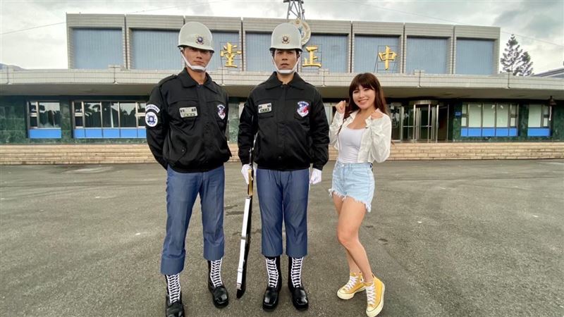 佩服國軍！啦啦女神練儀隊竟摔壞4槍