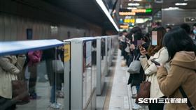 不敢自己搭車！他怨28歲女友太廢　女孩見這「2字」氣炸。捷運,阿姨,女生,搭車,坐車,馬賽克,示意圖(陳弋攝影)