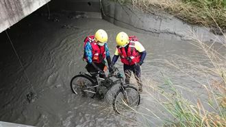 「圓規」太強！男被吹落大圳遭沖走
