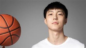 中國CBA球員胡明軒因代言adidas遭到球隊扣除他20%的奪冠獎金。（圖／翻攝自@adidasBasketball微博）