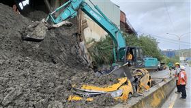 桃園砂石場外牆坍塌活埋計程車  機具開挖桃園市龜山區一處砂石場外牆12日清晨崩塌，砂石衝破側邊擋土牆及鐵皮鋼骨，將一部行經該處的計程車壓蓋掩埋，大型機具到場協助開挖。（翻攝照片）  中央社記者葉臻傳真  110年10月12日