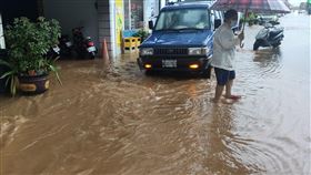 台東豪雨多處積水（1）中央氣象局12日對台東縣卑南鄉、海端鄉、延平鄉、金峰鄉、達仁鄉等山區鄉鎮發出大豪雨警戒；其他平地鄉鎮則是豪雨警戒，16個鄉鎮中有11鄉鎮累積雨量超過200毫米，其中以南迴地區和台東市、卑南鄉積水最嚴重。圖為台9線南王路段積水情形。中央社記者盧太城攝  110年10月12日
