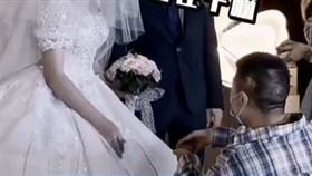 第一次當伴郎！對新娘單膝下跪、掏戒指　全場笑翻：想篡位（圖／翻攝自網易視頻）