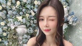 白紗溢出雪嫩雙球！小隻馬辣模「嬌喊老公」1.4萬人暴動（圖／翻攝自安希IG）