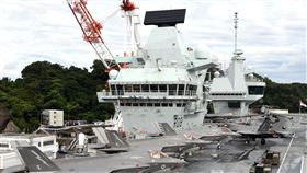 英國航空母艦伊麗莎白女王號行經南海後停靠新加坡。（圖／美聯社／達志影像）