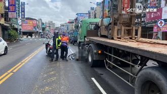 老翁牽單車過路口　疑視線死角遭輾斃