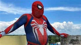 馬國畢曬出一張「走鐘蜘蛛人」照片「演藝圈難混，我的好朋友都出來當『隻豬人』」讓網友瘋狂猜真實身分是誰。／臉書