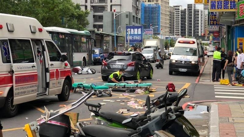 駕駛撿東西撞9車　婦人遭波及斷腿