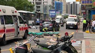 駕駛撿東西撞9車　婦人遭波及斷腿