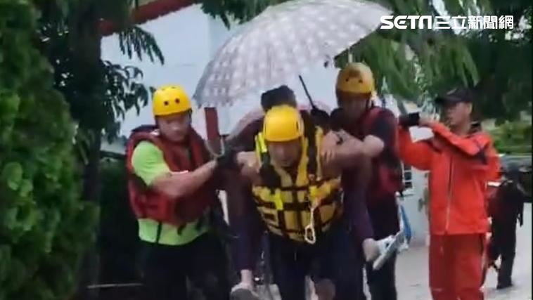 花蓮土石流險灌屋！警消救人畫面曝光
