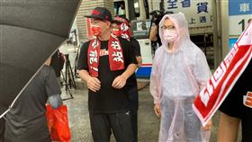 魏明谷今天陪著陳柏惟一起徒步行走選區（圖／翻攝自魏明谷臉書）