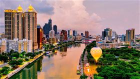 ▲在「台版巴黎塞納河畔」愛河畔體驗「高雄愛。月熱氣球」的浪漫場景。（圖／高雄市政府提供）