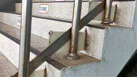 樓梯,扶手,擋片。(圖/翻攝自爆廢公社二館臉書)