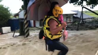 一夜大雨釀土石流　泥水直灌花蓮民宅