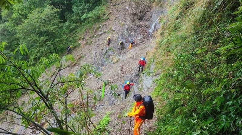 攀大鬼湖1死1傷　搜救人員接觸傷者
