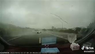 飄移之神？他國道打轉　華麗下交流道