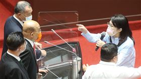 質詢潛艦發展政策  鄭麗文蘇貞昌發生口角（1）行政院長蘇貞昌（左排中）12日赴立法院進行施政總質詢，國民黨籍立委鄭麗文（後右）針對潛艦發展政策質詢時，雙方發生口角，鄭麗文一度走近備詢台。中央社記者郭日曉攝  110年10月12日