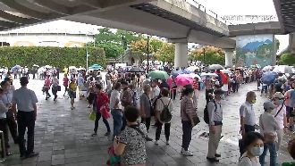 長者等打疫苗動怒！花博接種站亂一團