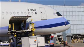 自購65.6萬劑AZ疫苗運抵桃機台灣自購約65.6萬劑阿斯特捷利康（AstraZeneca）COVID-19（2019冠狀病毒疾病）疫苗，30日下午3時10分由中華航空班機運抵桃園國際機場。中央社記者吳睿騏桃園機場攝  110年9月30日