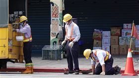 無薪假實施人數家數雙減（2）勞動部24日公布最新減班休息統計，這期實施家數及人數略減，下週開學可能帶動部分產業重回軌道，預估9月開始減班休息會有比較明顯趨緩的趨勢。中央社記者鄭傑文攝　110年8月24日