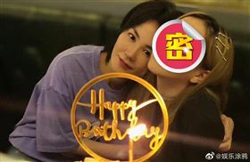 近日網友流出李嫣跟朋友們的合照，讓網友讚嘆女大十八變。（圖／翻攝自微博）