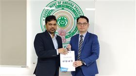 貿協拓展南印度商機貿協清奈辦事處主任施育龍（右）與安德拉省電子資通訊發展部執行官芮迪（M. Nanda Kishore Reddy）交換紀念品。（貿協清奈辦事處提供）中央社  110年10月13日
