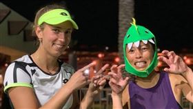 ▲謝淑薇賽後戴恐龍頭套受訪。（圖／翻攝自謝淑薇臉書）