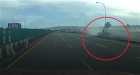 害命影片曝！轎車飆翻覆壓死騎車父子（圖／翻攝畫面）