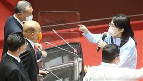 質詢潛艦發展政策  鄭麗文蘇貞昌發生口角（1）行政院長蘇貞昌（左排中）12日赴立法院進行施政總質詢，國民黨籍立委鄭麗文（後右）針對潛艦發展政策質詢時，雙方發生口角，鄭麗文一度走近備詢台。中央社記者郭日曉攝  110年10月12日