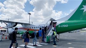 疫情趨緩  馬祖10/14起入境免篩連江縣長劉增應13日表示，與澎湖、金門縣長研商後，考量國內疫情已趨緩，中央也陸續放寬各項防疫措施，且馬祖南、北竿機場入境篩檢數已大幅下降，連江縣疫苗第一劑覆蓋率已達8成，南、北竿機場快篩站階段性功能已告一段落，14日起暫停入境快篩。圖為110年9月1日民眾登機情形。中央社記者邱筠攝  110年10月13日