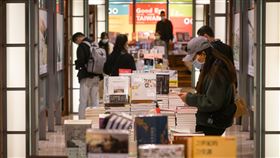 誠品敦南將閉幕　信義店接棒（1）全球首家24小時書店誠品敦南店閉幕倒數1個多月，誠品23日宣布，24小時書店將由「信義店」接棒。圖為民眾23日下午到誠品敦南逛書店。中央社記者裴禛攝　109年4月23日