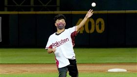 帕運游泳國手陳亮達為中職樂天桃猿隊開球中華職棒樂天桃猿隊13日邀請東京帕運游泳國手陳亮達（圖）到桃園球場為比賽開球，成功將球不落地丟到開球捕手陳俊秀的手套裡。（樂天桃猿隊提供）中央社記者楊啟芳傳真  110年10月13日