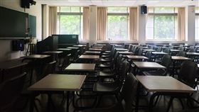 三級警戒再延長　各級學校停課至暑假行政院7日宣布全國疫情三級警戒延長至6月28日，各級學校停止到校上課至暑假。圖為教室空蕩蕩，不見學生身影。中央社記者鄭清元攝　110年6月7日