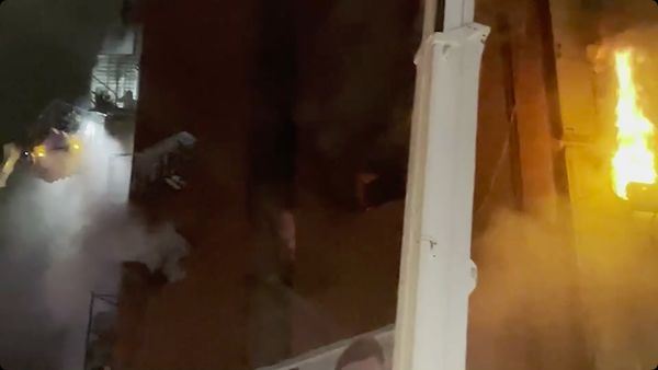 城中城凌晨惡火！住戶高樓蹲窗邊等救