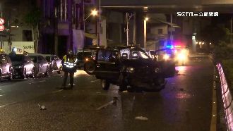 19歲駕駛疑失控打滑　一次毀6輛車