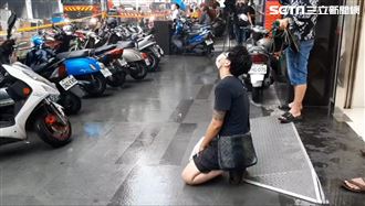 大火困百人！她仰天跪地：爸媽沒出來