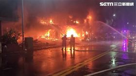 高雄鹽埕區一棟老舊建築「城中城大樓」在14日凌晨驚傳火警。