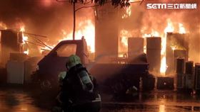 高雄鹽埕區一棟老舊建築「城中城大樓」在14日凌晨驚傳火警。