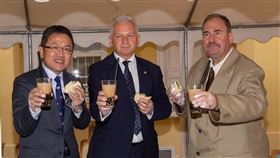 匈牙利台南美食展駐匈代表劉世忠、匈牙利羅蘭大學校長波希、佐諾克市達米亞尼博物館館長霍瓦特（左至右）在台南美食展揭幕式動手製作刈包。（駐匈牙利代表處提供）中央社記者林育立柏林傳真 110年10月14日