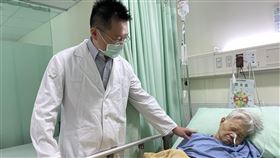 烏日林新醫院醫療部部長暨胃腸肝膽科李傑哲主任查房（圖／烏日林新醫院提供）